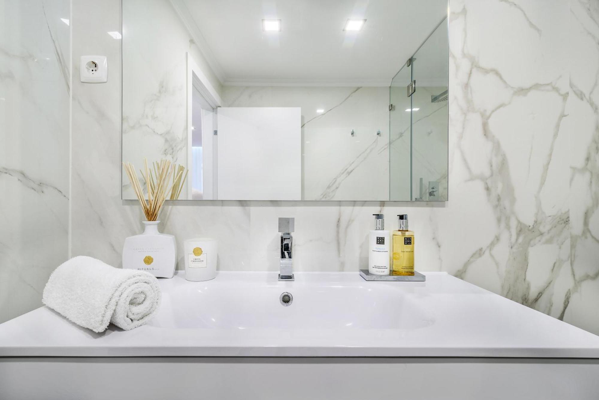 Whome City Chic Escape: Your Stylish Haven In Downtown Lissabon Exterior foto